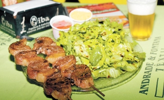 Espetinhos de picanha é uma das sugestões da Casa do Espetinho e Pizzaria